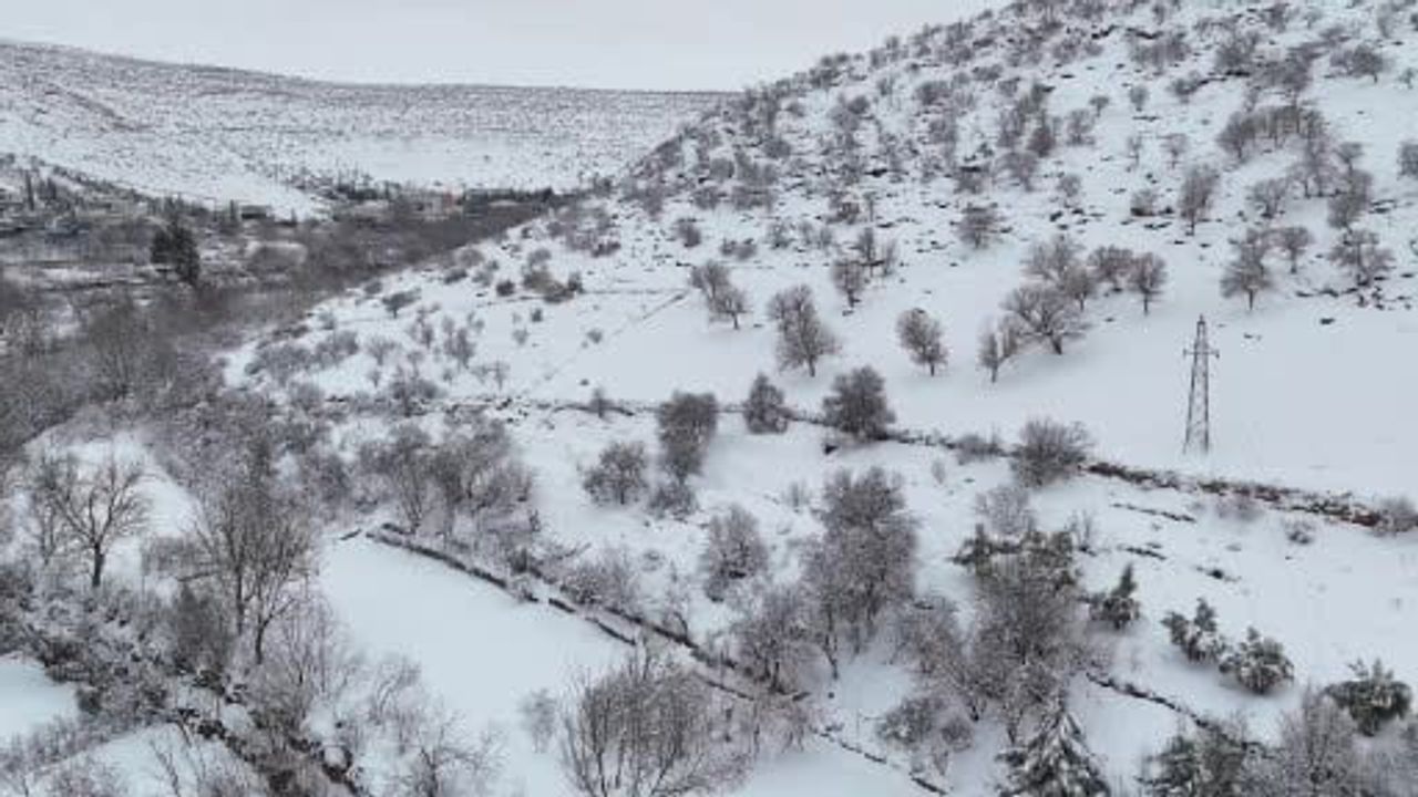 Mardin Nusaybin'de Akarsu Mahallesi, Kışın Beyaz Örtüsüyle Geleneksel Dokusunu Koruyor