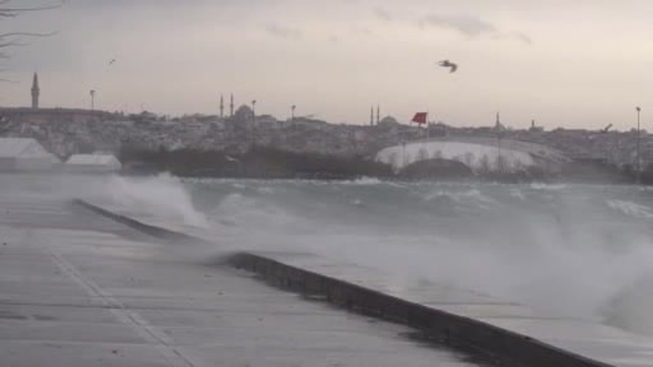 Marmara'da şiddetli lodos etkili: Gemiler demir atarak bekliyor