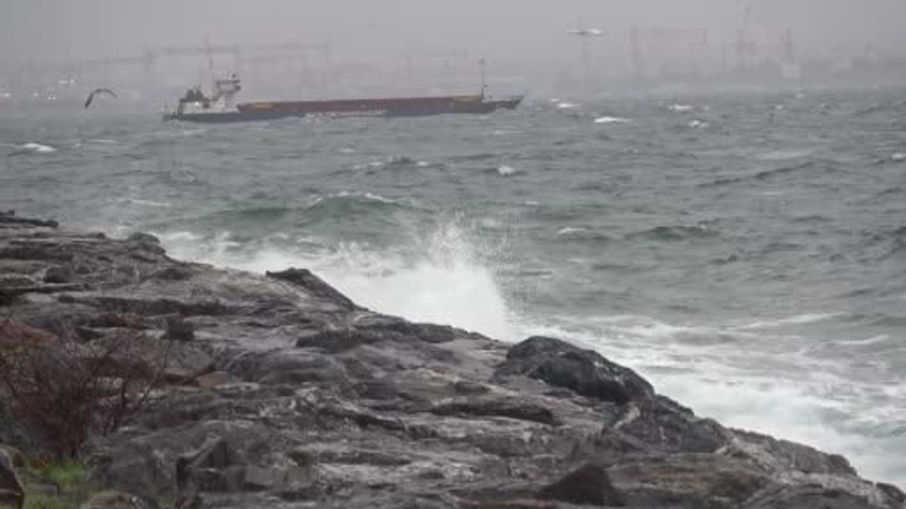 Marmara Denizi'nde fırtına: Pendik'te tekneler sallandı, Kartal sahilinde sert dalgalar
