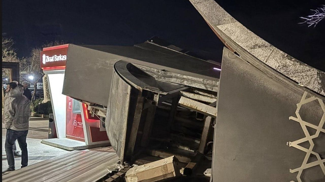Marmara Saraylar'da belediyeye ait dev ekran lodos nedeniyle devrildi