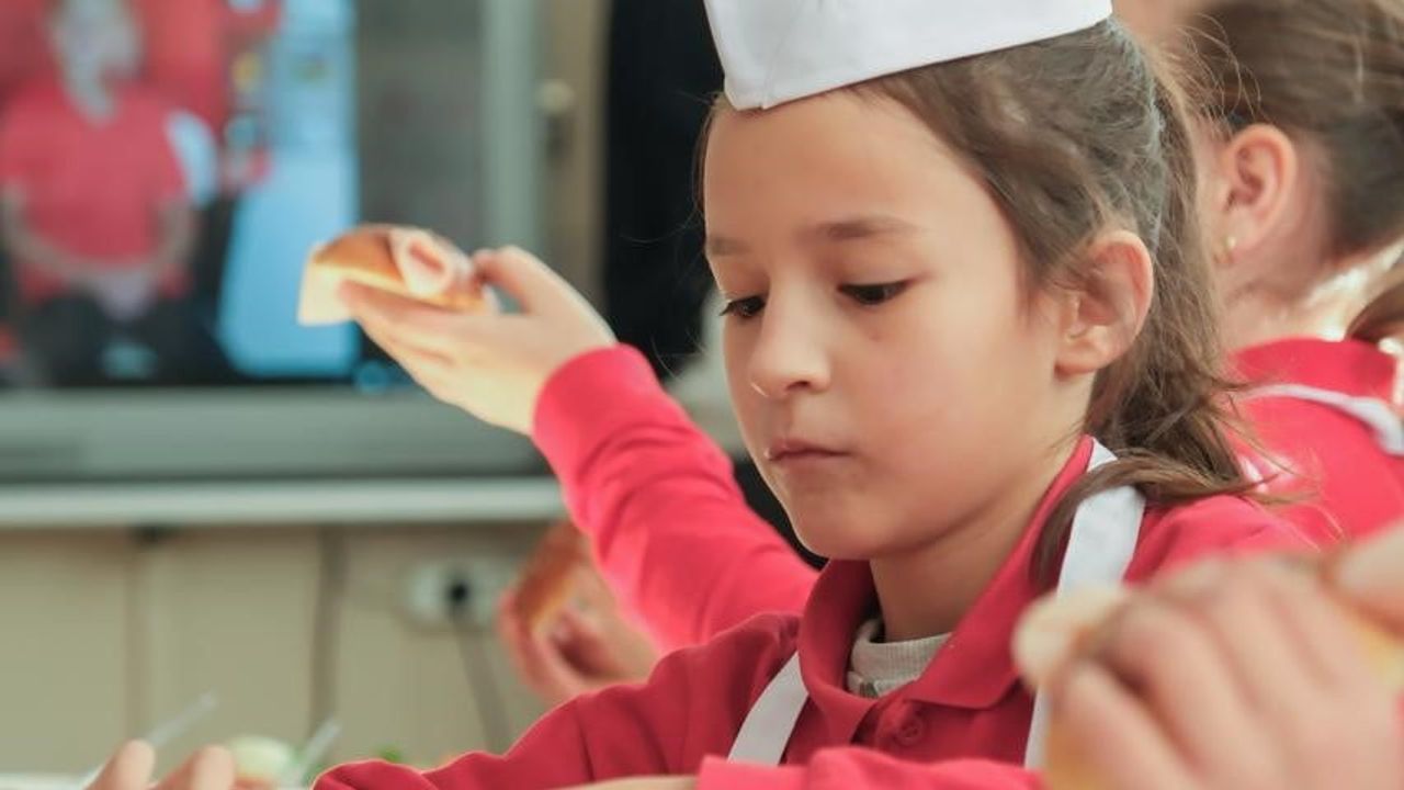 Marmarabirlik'in 'Minik Şeflerle Zeytinli Tarifler' Projesi Dereköy İlköğretim Okulu'nda Başladı