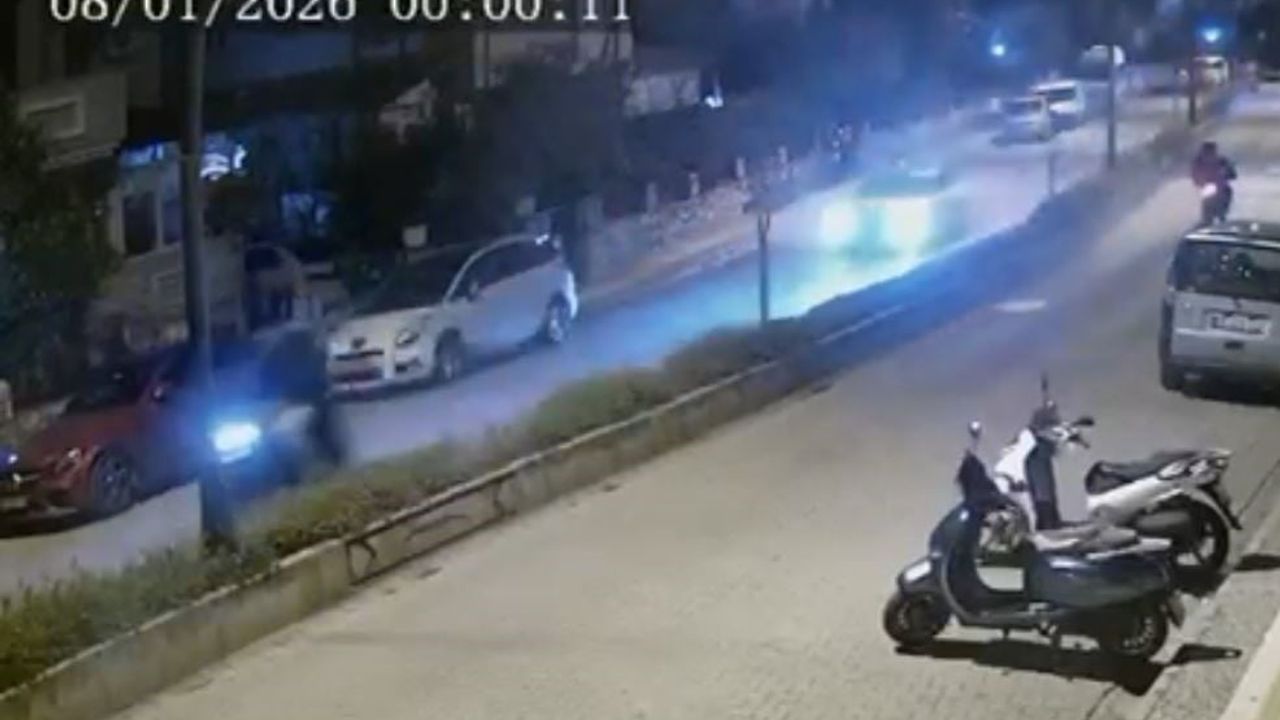 Marmaris'te alkollü sürücünün çarpması sonucu motosikletliler metrelerce savruldu; kaza anı kamerada