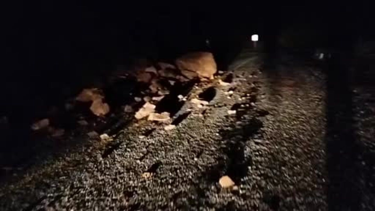 Marmaris’te Bayır-Osmaniye yolunda toprak kayması: Ulaşım kapatıldı