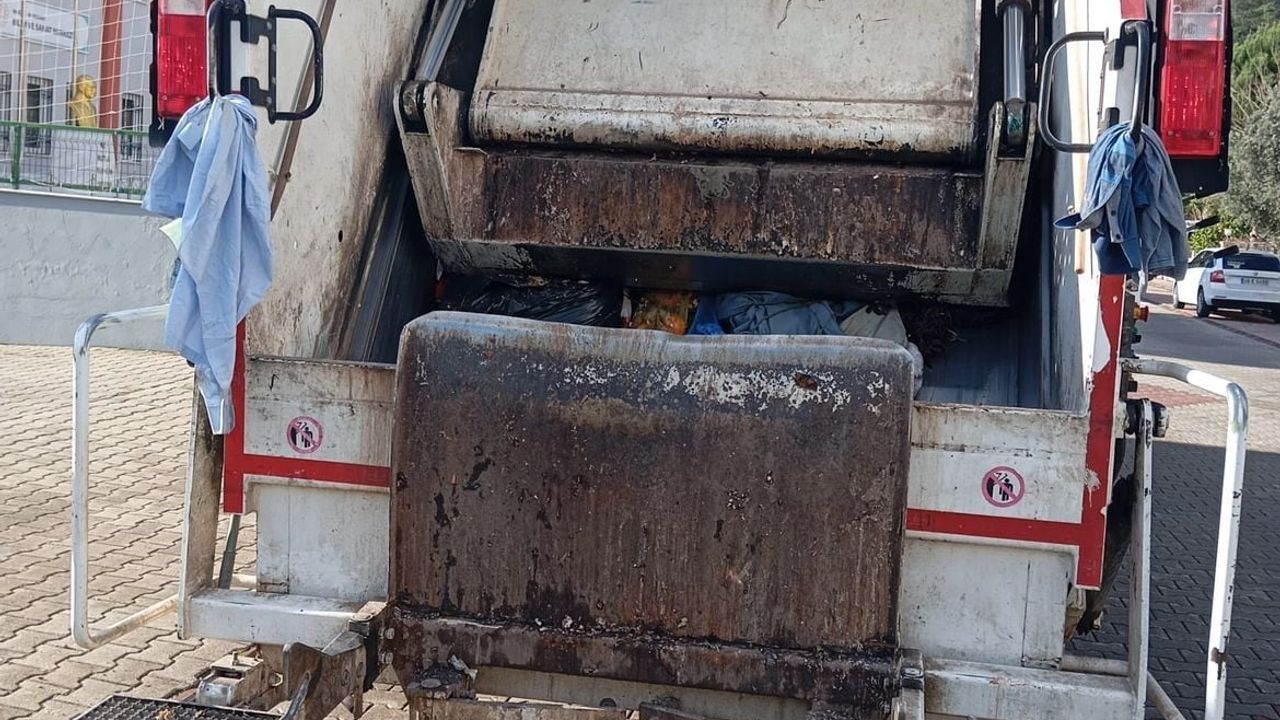 Marmaris’te belediye çöp kamyonunun çarptığı kadın ağır yaralandı