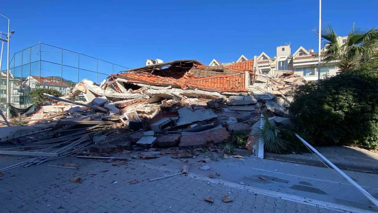 Marmaris’te güçlendirme çalışması yapılan Begonville Hotel çöktü