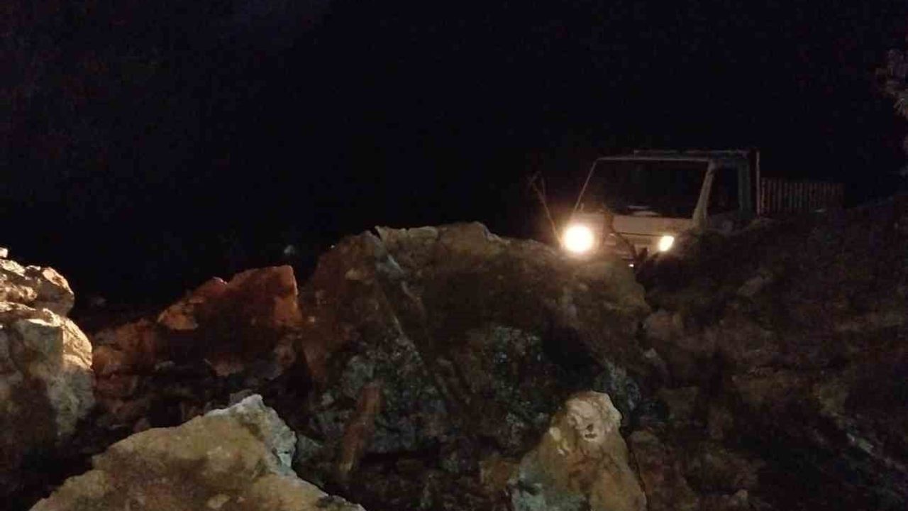 Marmaris’te heyelan: Bayır-Osmaniye dağ yolu dev kayalarla kapandı