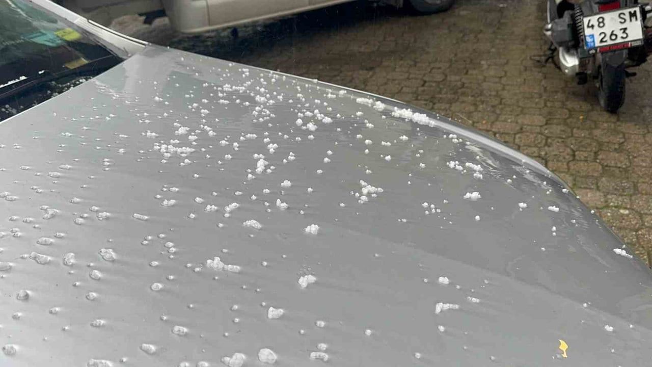 Marmaris'te kısa süreli dolu yağışı ilçeyi beyaza bürüdü