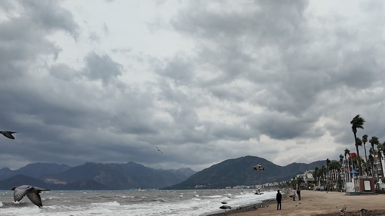 Marmaris’te kuvvetli rüzgâr ve sağanak: İki küçük tekne kıyıya vurdu