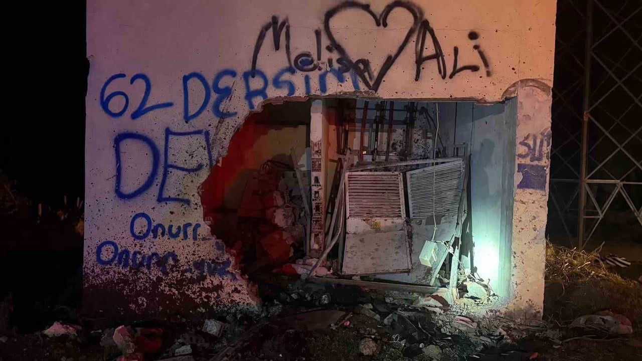 Marmaris'te otomobil takla atıp elektrik trafosuna çarptı: 2 yaralı