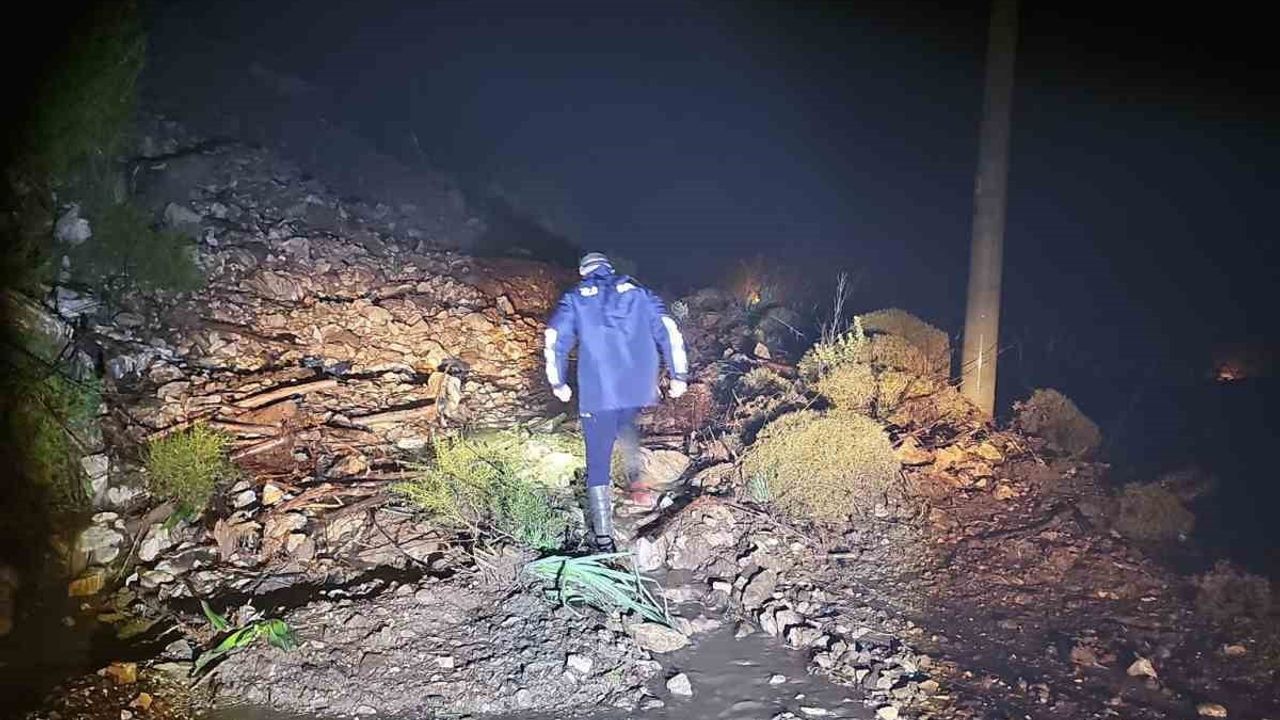 Marmaris'te sağanak yağış yolları su altında bıraktı; ekipler mahsur aracı kurtardı