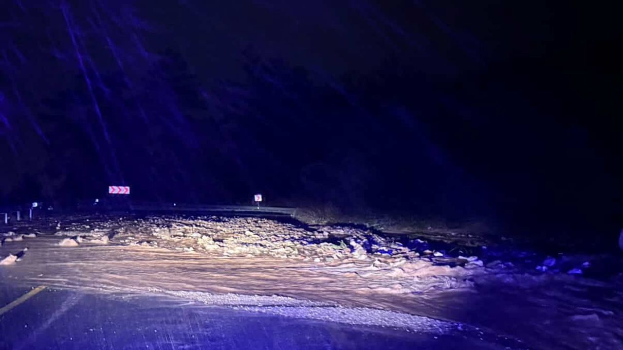 Marmaris'te sağanak yolları dereye çevirdi, bazı evler su bastı