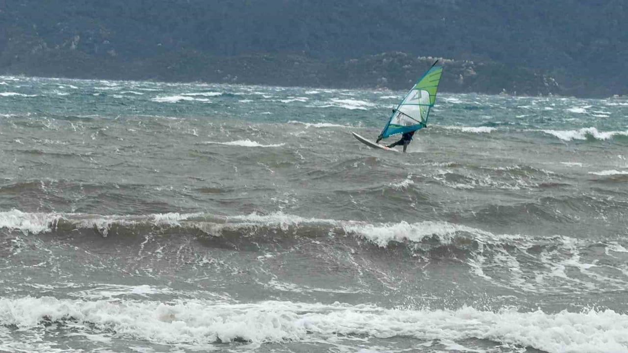 Marmaris'te şiddetli rüzgar etkisini sürdürüyor
