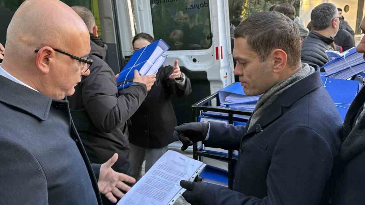 Martı TAG, İzmir UKOME'ye 'Paylaşımlı Yolculuk Yönetmeliği' için 48 bin dilekçe teslim etti