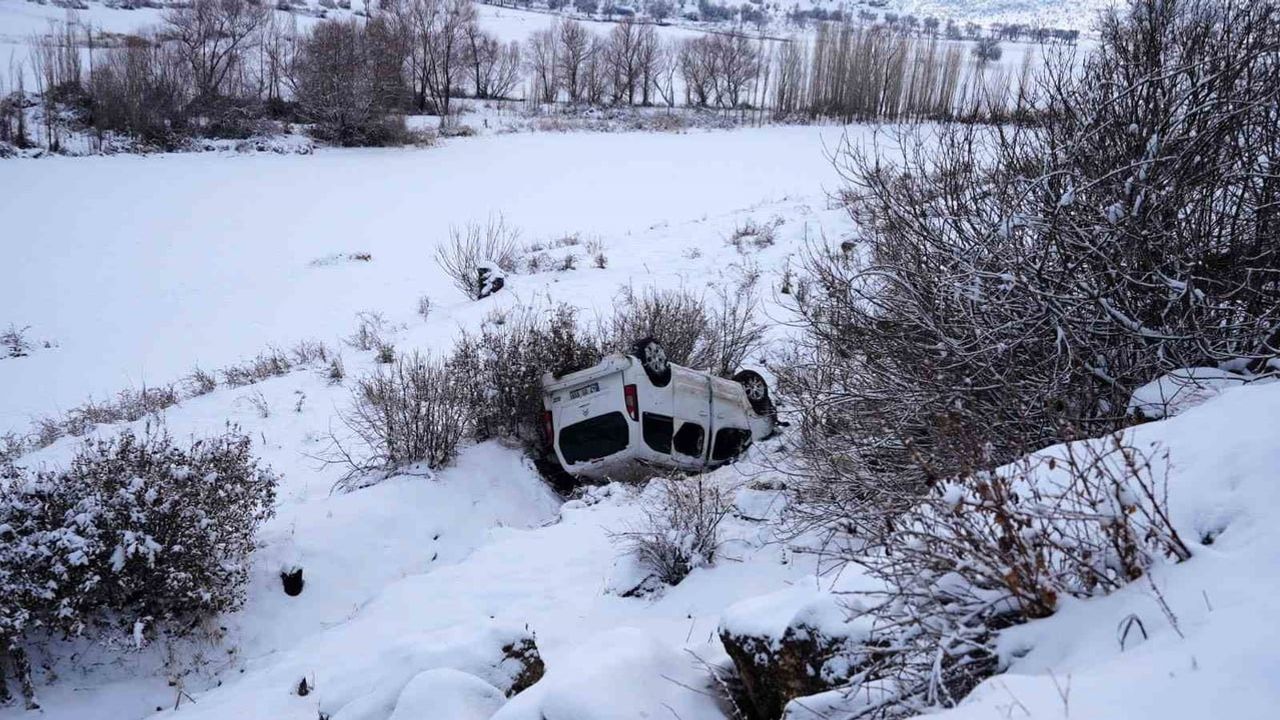 Mazıdağı'nda buzlanma nedeniyle uçuruma yuvarlanan araç: 6 yaralı