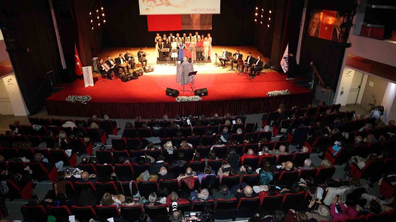 Medicana International İzmir sağlık çalışanları Yeşilçam şarkılarıyla Sabancı Kültür Sarayı'nda konser verdi