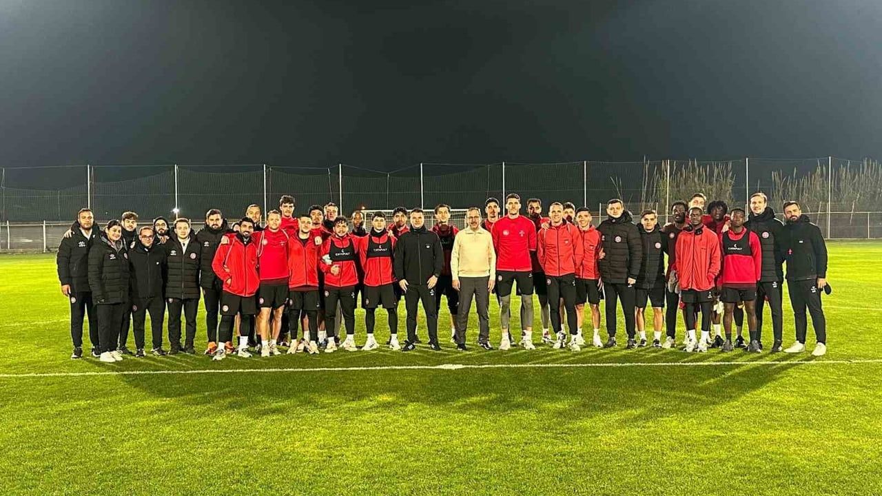 Mehmet Muharrem Kasapoğlu, Fatih Karagümrük'ün Antalya Belek kampını ziyaret etti