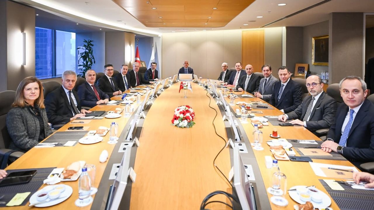 Mehmet Nuri Ersoy: Bölgesel Krizlere Rağmen Turizm Sektörü Güçlü Performans Gösterdi