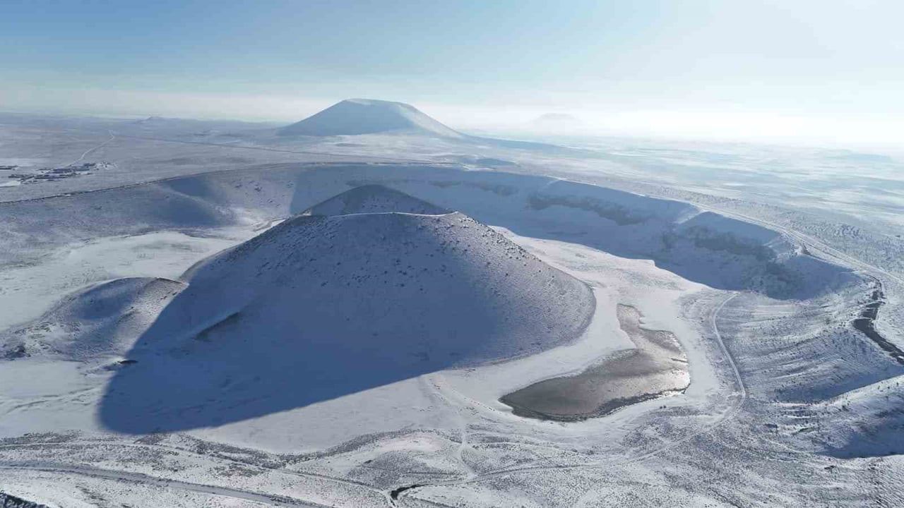 Meke Krater Gölü karla beyaz örtüsüne büründü, kartpostallık görüntüler oluştu