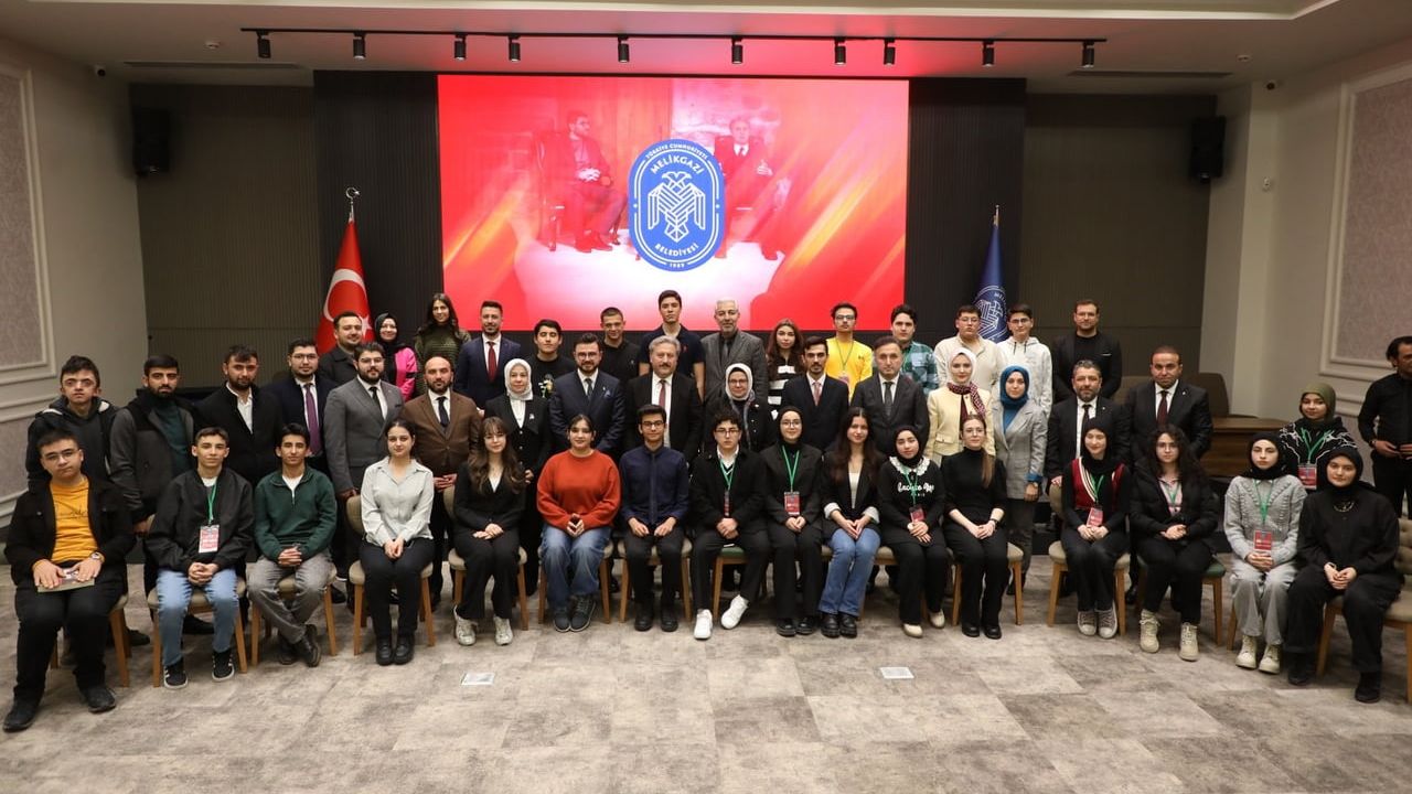 Melikgazi Belediyesi’nin Mektep Melikgazi Okulu: Gençlere Nitelikli Sosyal Bilimler Eğitimi