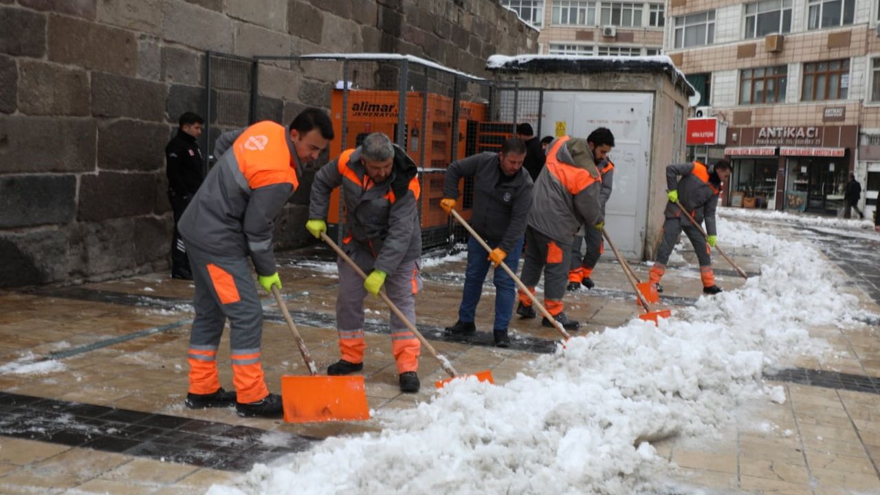 Melikgazi'de karla mücadele: 120 araç ve 387 personelle 24 saat aralıksız çalışma