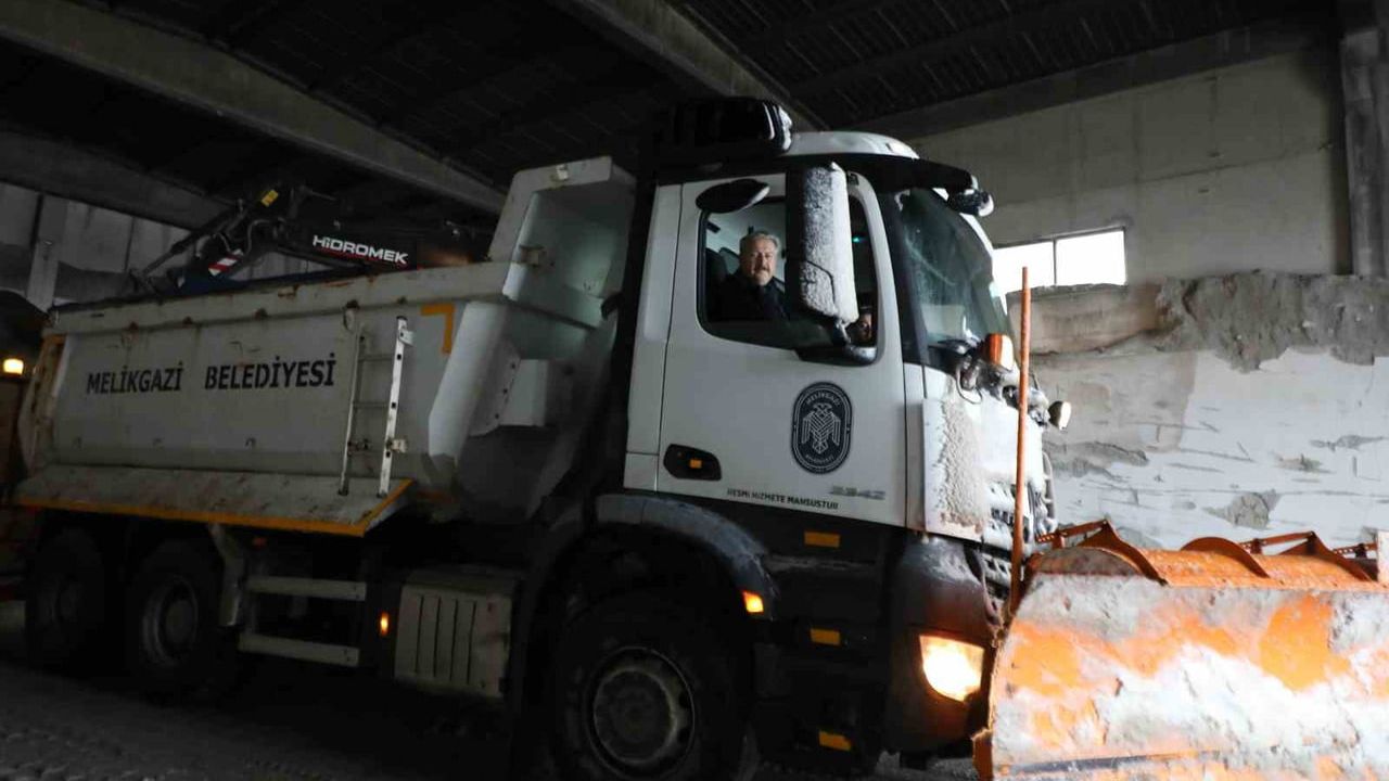 Melikgazi'de karla mücadele: 58 mahallede kar küreme, temizlik ve tuzlama çalışmaları