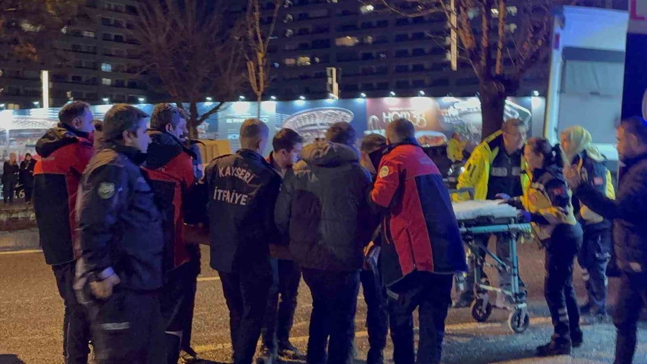 Melikgazi'de takla atan otomobilde yaralanan arkadaş, sıkışan sürücünün başından ayrılmadı