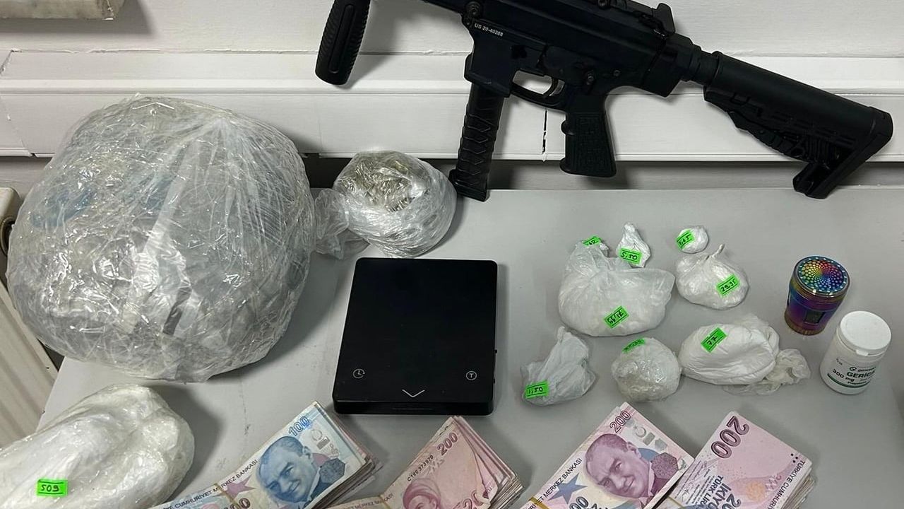 Menderes'te 29 yıl 7 ay 10 gün cezası bulunan firari hobi bahçesinde yakalandı; silah ve uyuşturucu ele geçirildi