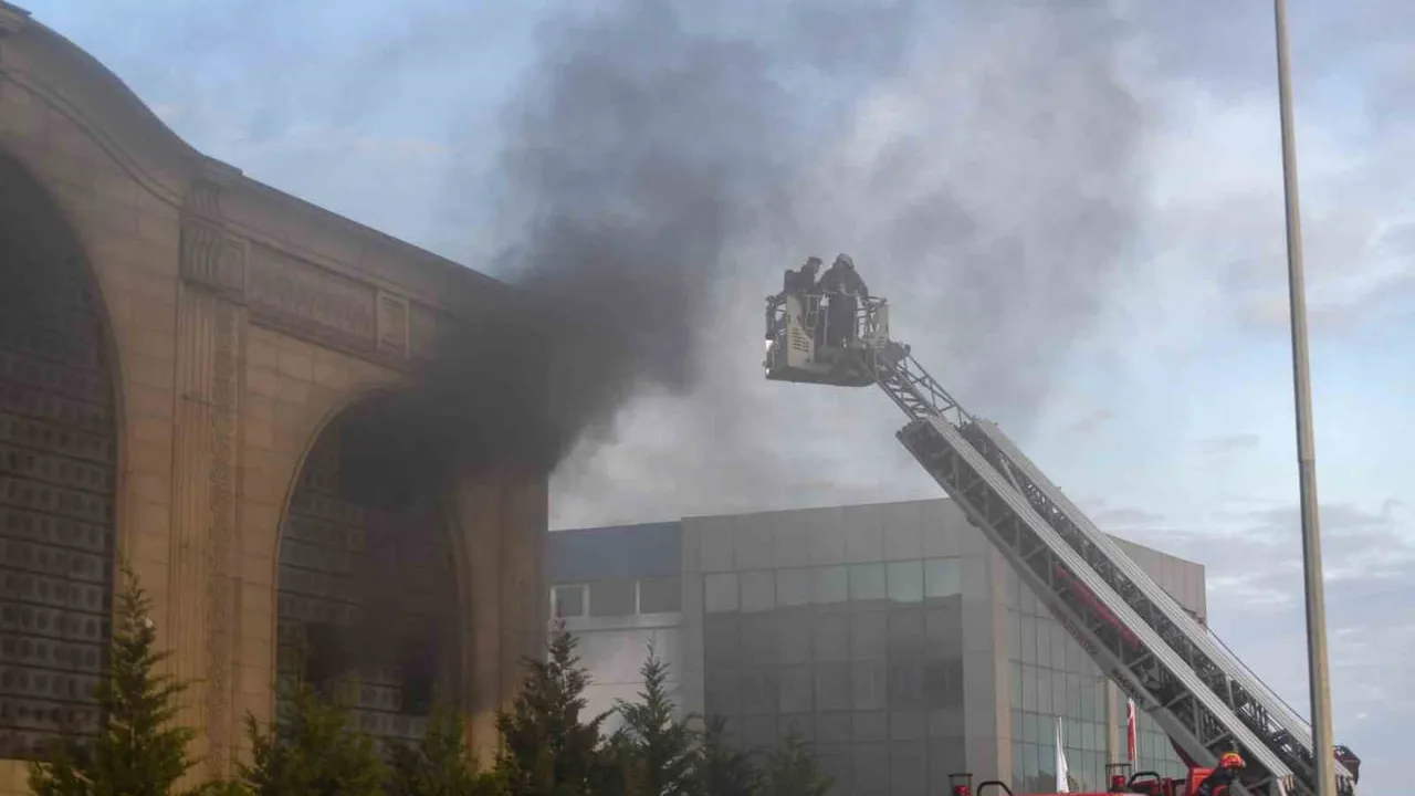 Menderes’te yalıtım fabrikasında çıkan yangın kısa sürede kontrol altına alındı