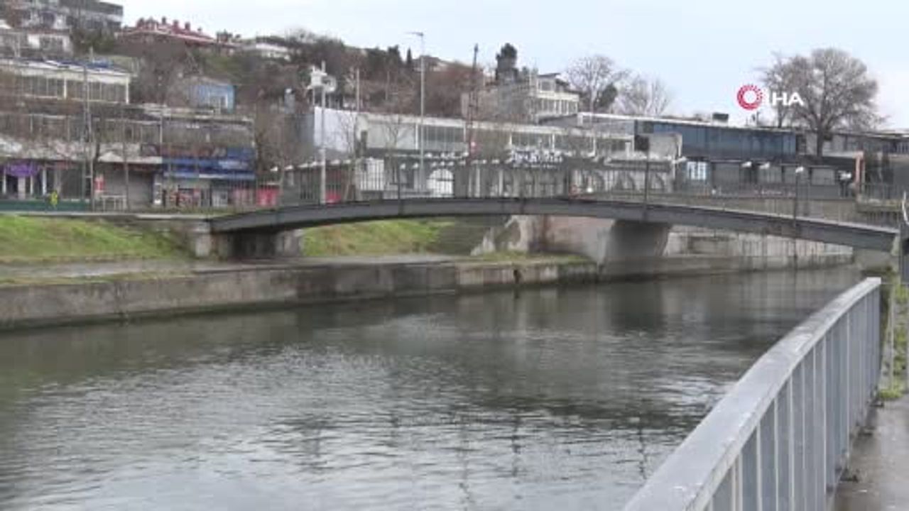 Menekşe'de teknelerin çıkışını engelleyen kum birikintileri balıkçıları mağdur ediyor