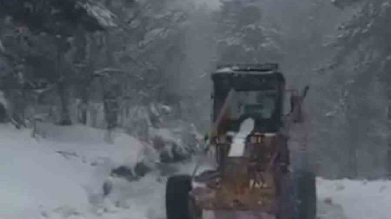 Mengen'de kar küreme çalışmaları sürüyor: Köy yollarında ulaşımın aksamaması hedefleniyor