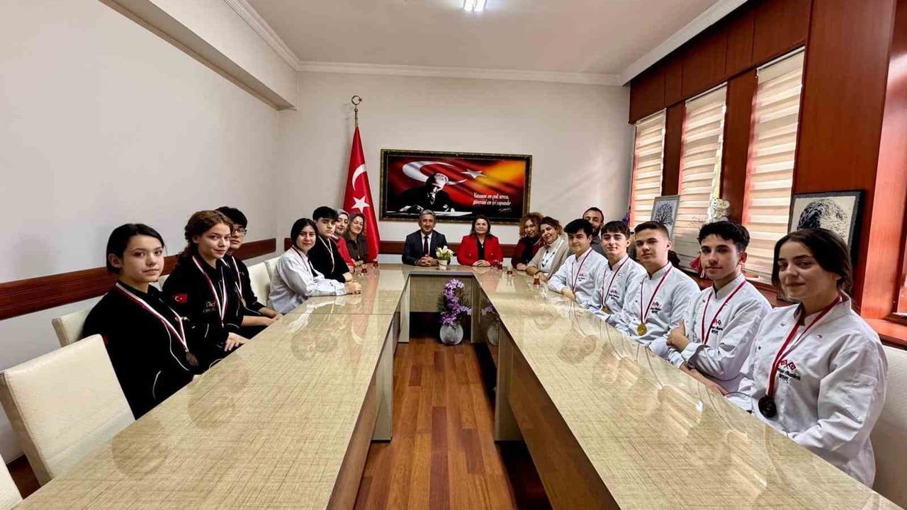 Menteşe Atatürk Lisesi öğrencileri İstanbul’da 11 madalya kazandı