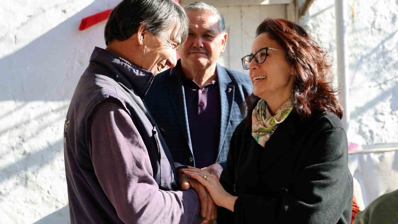 Menteşe Belediye Başkanı Gonca Köksal Aras, Denizova’daki yangında evi hasar gören aileyi ziyaret etti