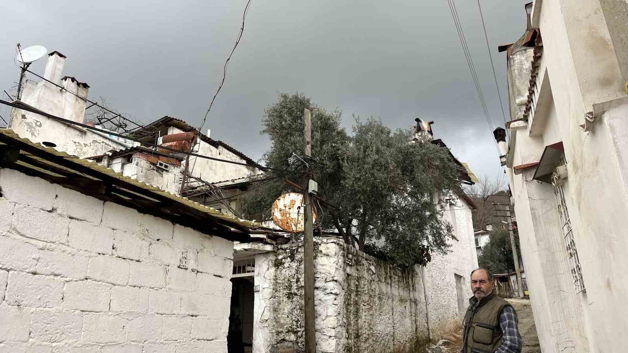 Menteşe'de bacadan yükselen yoğun duman ekipleri alarma geçirdi