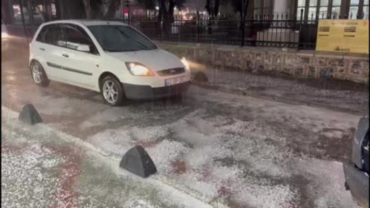 Menteşe'de sağanak ve dolu yolları beyaza bürüdü, trafik durdu