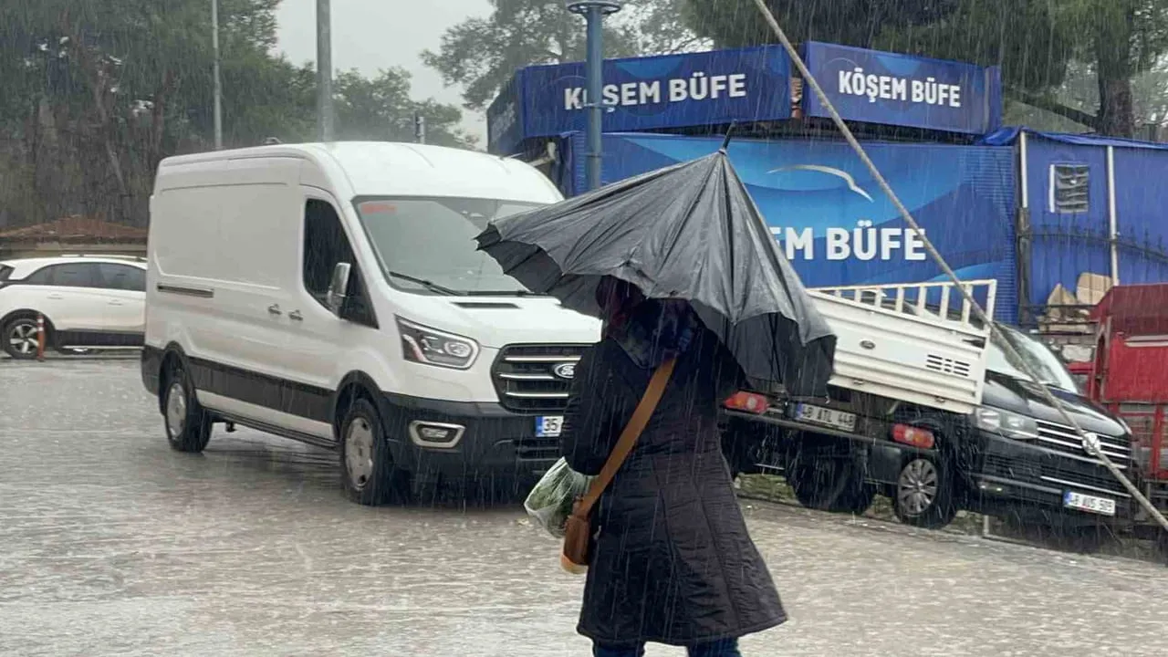 Menteşe'de sağanak ve fırtına Perşembe Pazarı'nda esnaf ve vatandaşı zorladı
