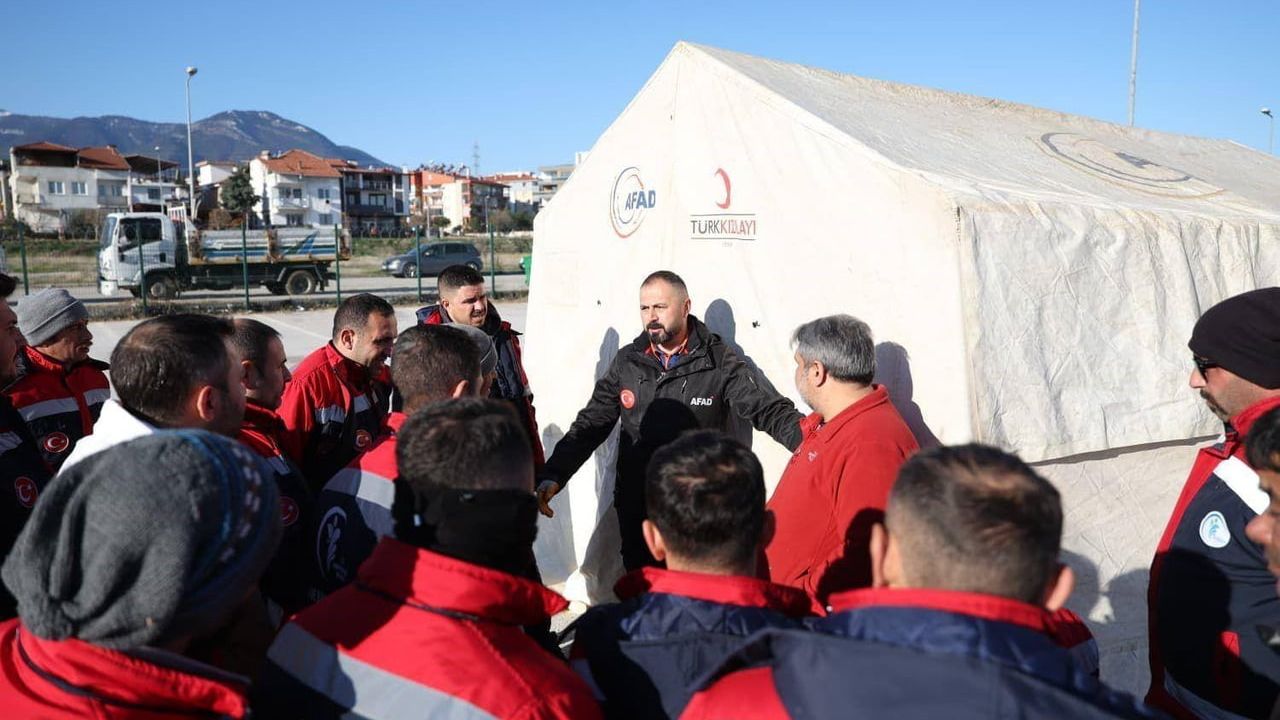Merkezefendi Belediyesi'nde Afet Farkındalık ve Çadır Kurma Eğitimi: MAKUT ve Yerel Destek Ekibi Hazırlanıyor