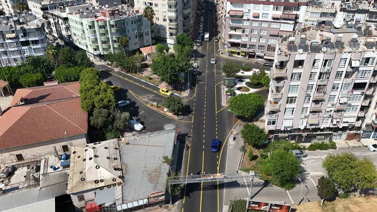 Mersin 2025'te ulaşım altyapısını güçlendirdi: 13 ilçede yol, asfalt ve kavşak çalışmaları tamamlandı