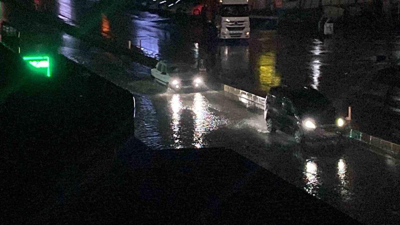 Mersin açıklarında iki hortum; Erdemli'de dolu ve yolları su bastı