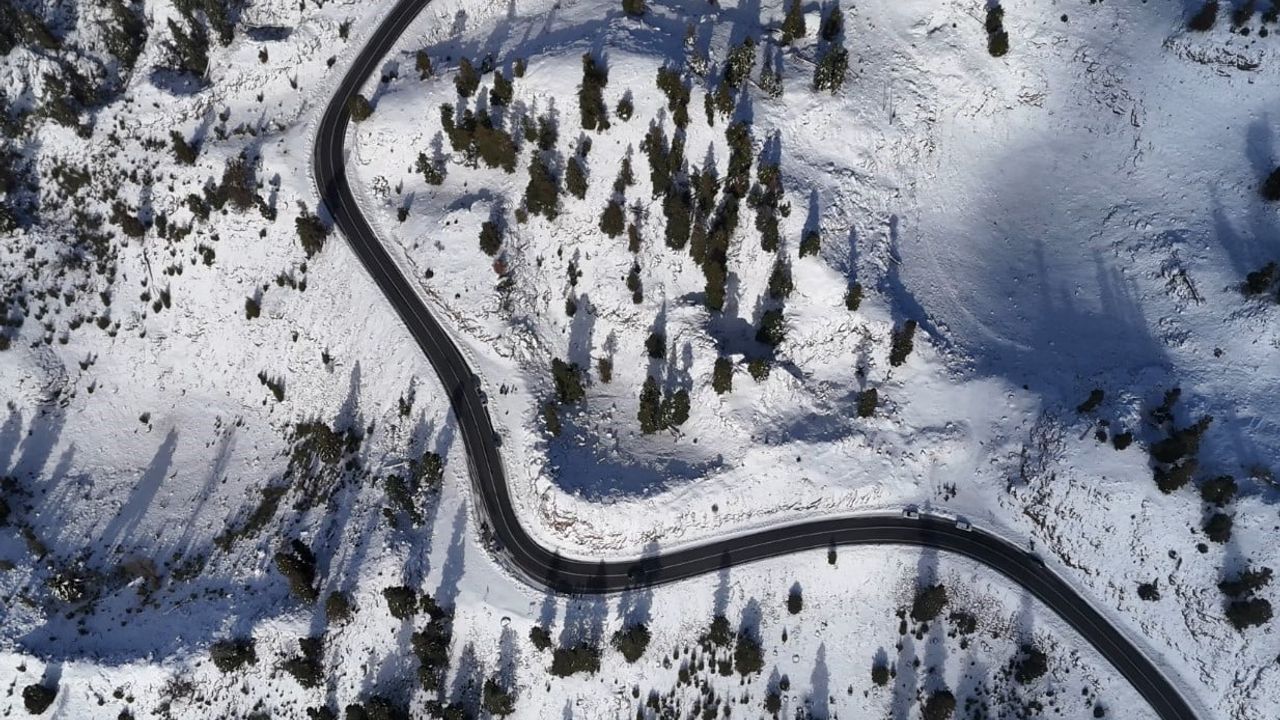 Mersin Anamur'da yüksek rakımlardaki ormanlar karla kaplandı