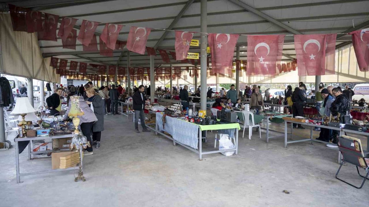 Mersin Antika Pazarı Her Cumartesi Nostalji Tutkunlarını Buluşturuyor