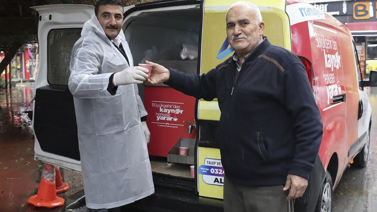 Mersin Büyükşehir Belediyesi, soğuk havada vatandaşlara geleneksel kaynar ikramını sürdürdü