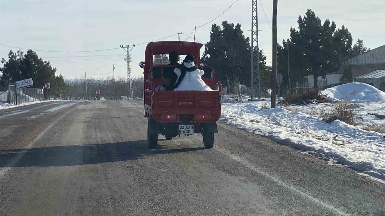 Mersin'de 3 tekerlekli motosiklet kasasında kardan adamla yolculuk