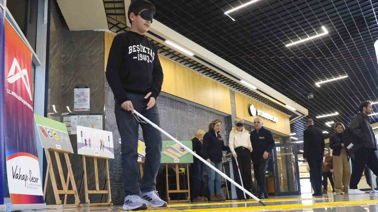 Mersin'de Beyaz Baston Haftası'nda empati parkuru kuruldu