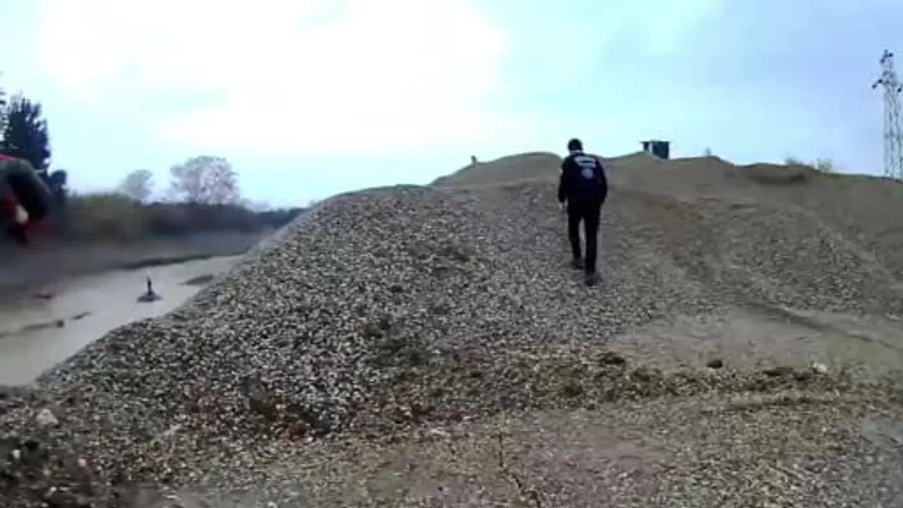 Mersin'de Deliçay'a Uçan Araçta Mahsur Kalan Sürücü İtfaiye Ekiplerince Kurtarıldı