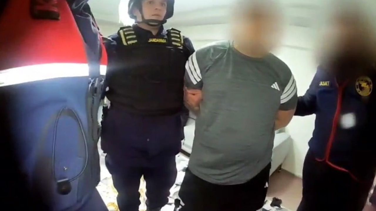 Mersin'de evden hırsızlık soruşturmasında JASAT 2 şüpheliyi yakalayarak tutuklattı