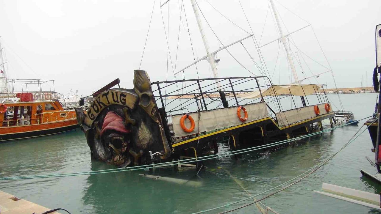 Mersin'de fırtına: Silifke'de 130 yolcu kapasiteli 'Göktuğ' gezi teknesi battı