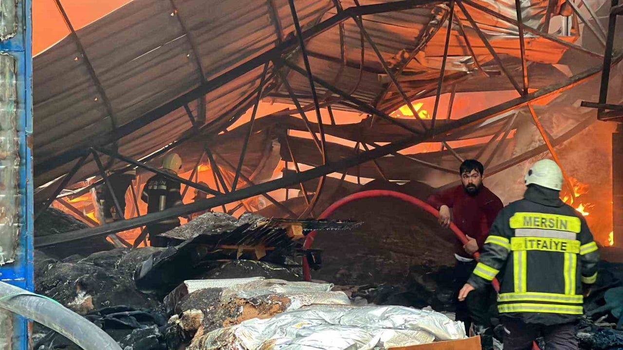 Mersin'de Geri Dönüşüm Tesisi Plastik Ham Madde Deposunda Yangın