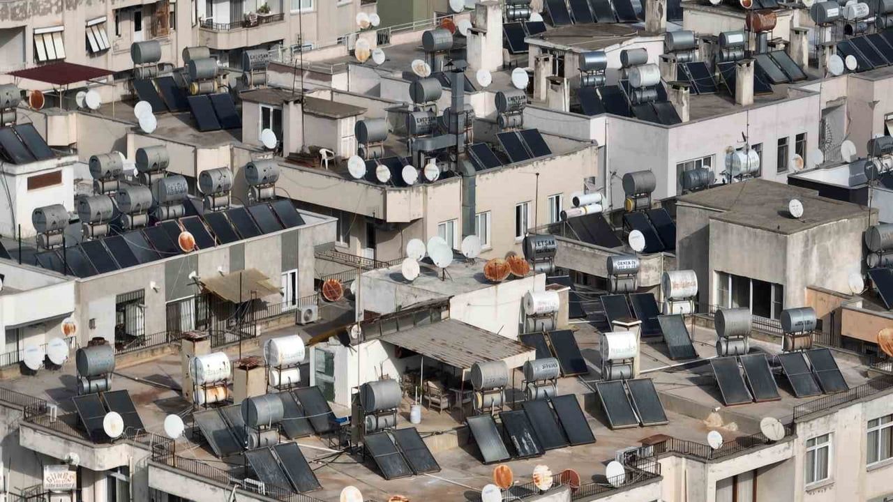 Mersin'de güneş enerjisi çatılarda yaygınlaşıyor: Sıcak sudan elektrik üretimine