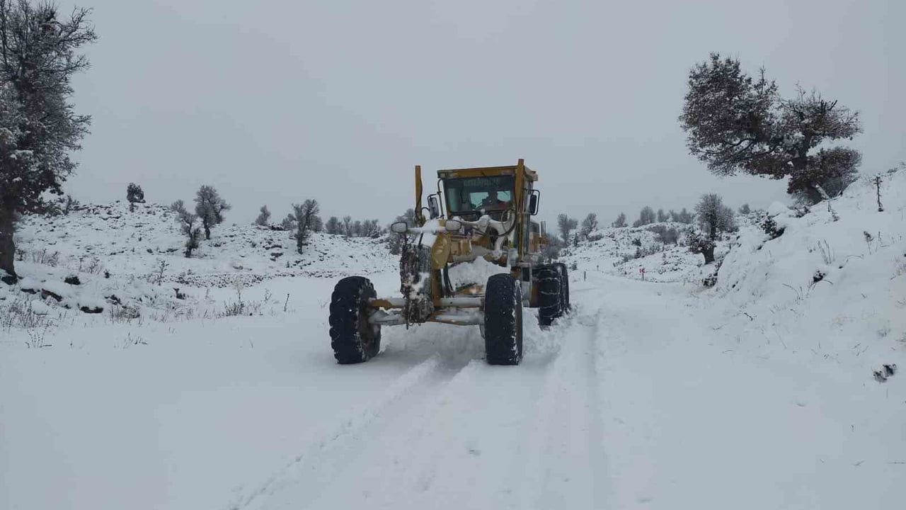 Mersin’de karla mücadele: Büyükşehir ekipleri yüksek kesimlerde kar küreme ve tuzlama çalışmalarına başladı