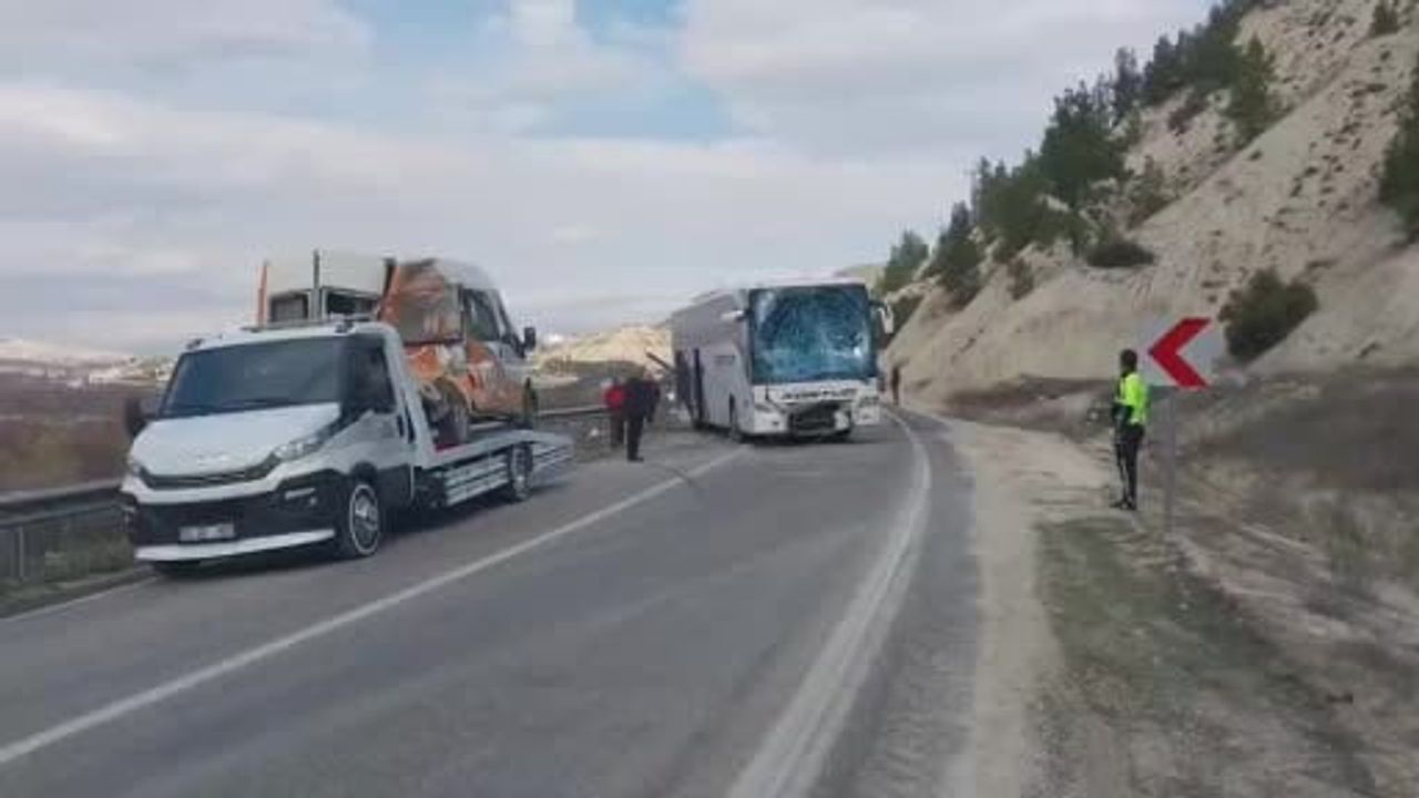 Mersin'de otobüs ile minibüs çarpıştı: 2 kişi yaralandı
